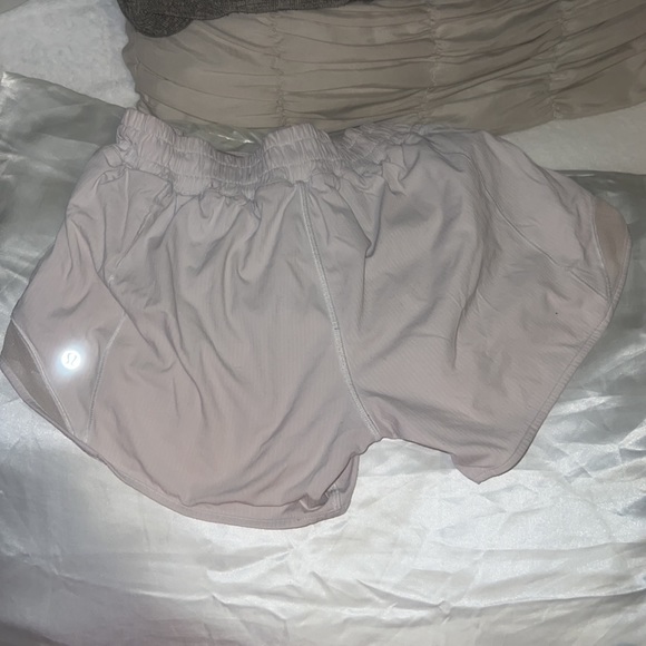 Lulu hotty hot shorts low -rise 2.5” - Picture 2 of 2